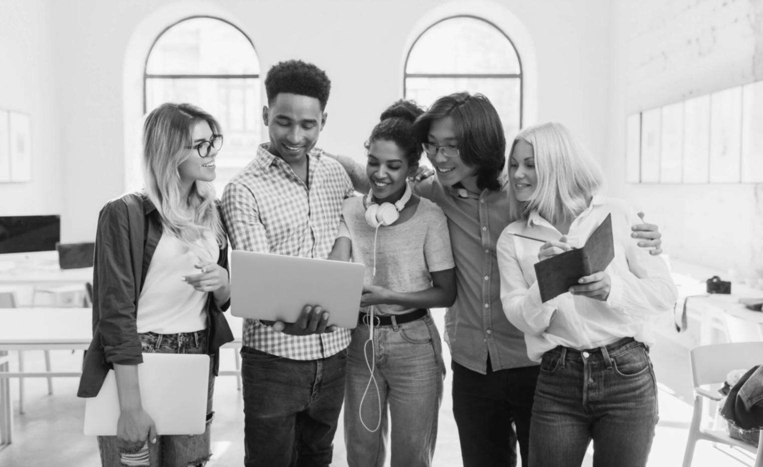 Finanzanalyst erklärt Bilanzkennzahlen anhand von Diagrammen