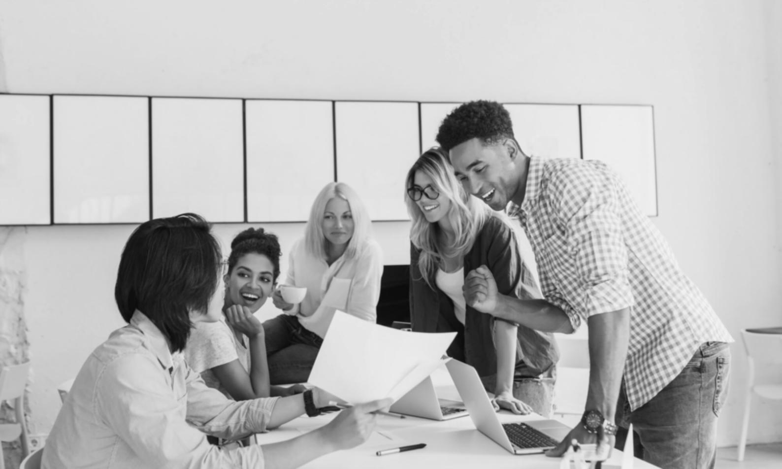 Teilnehmer analysieren gemeinsam Finanzberichte während eines Workshops