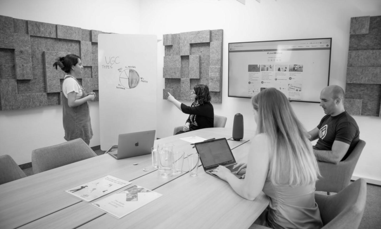 Komplexe Finanztabellen und Berechnungen auf Bildschirm