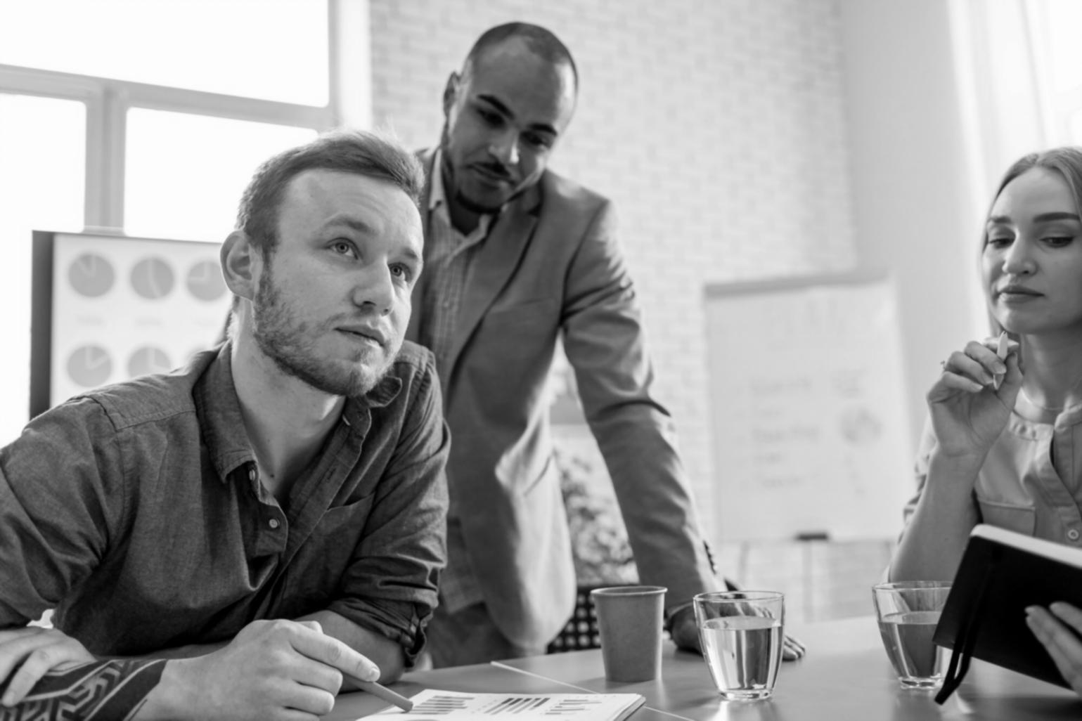 Studierende analysieren gemeinsam Finanzdokumente und Grafiken