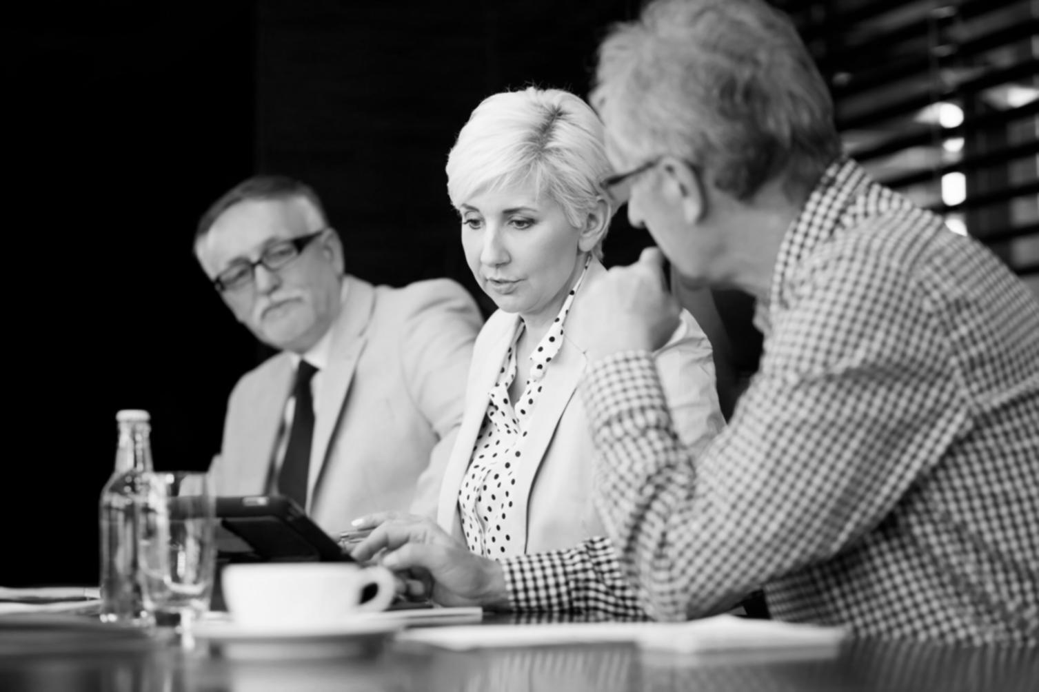 Finanzanalyse mit Diagrammen und Datentabellen auf modernem Arbeitsplatz